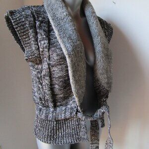 Open sweater vest with faux fur collar. Black grey tone GNW size M.